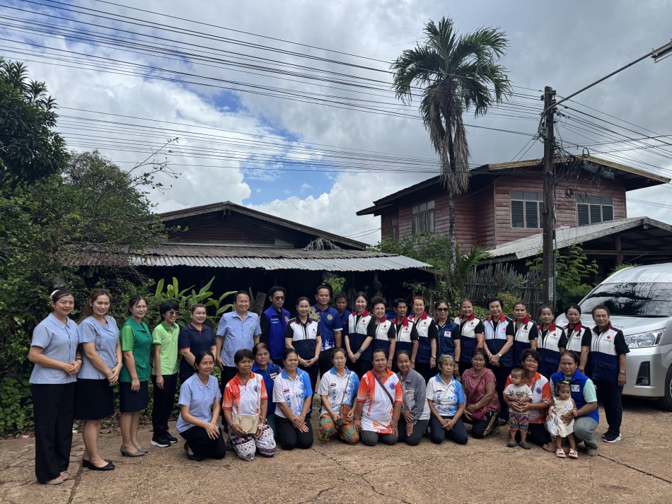 วันที่ 20 พฤษภาคม พ.ศ. 2569 สำนักงานเหล่ากาชาดจังหวัดนครพนม ร่วมกับอำเภอบ้านแพง สาธารณสุขอำเภอบ้านแพง และเจ้าหน้าที่ที่เกี่ยวข้อง ลงพื้นที่มอบถุงยังชีพ พร้อมให้กำลังใจและดูแลช่วยเหลือประชาชน เพื่อบรรเทาความเดือดร้อนและสร้างขวัญกำลังใจในการดำเนินชีวิตต่อไป